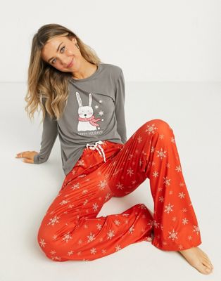 фото Супермягкая новогодняя пижама красного цвета с принтом "hoppy holidays" loungeable-красный