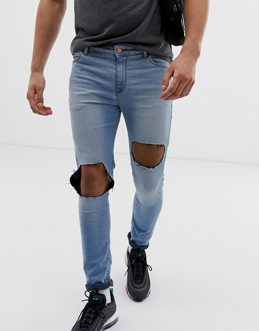 Superspray-på jeans i mellemblå med huller fra ASOS DESIGN