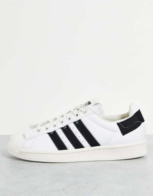 Superstar sneakers i hvid og sort fra adidas Originals