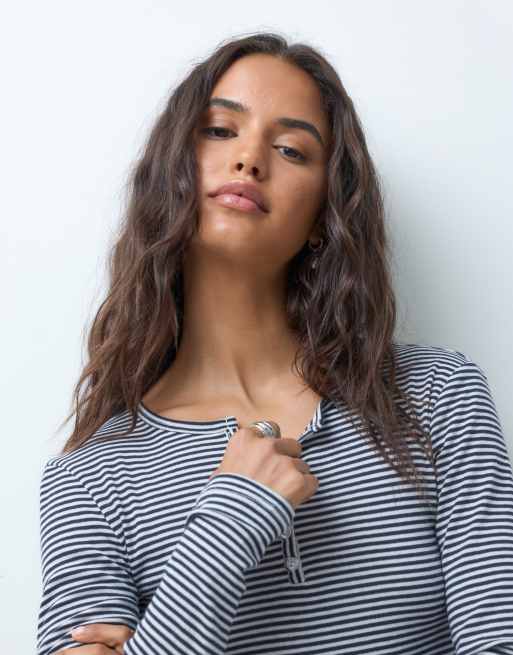 Supre - camiseta de manga larga henley a rayas blancas y azul marino, 4 de 4
