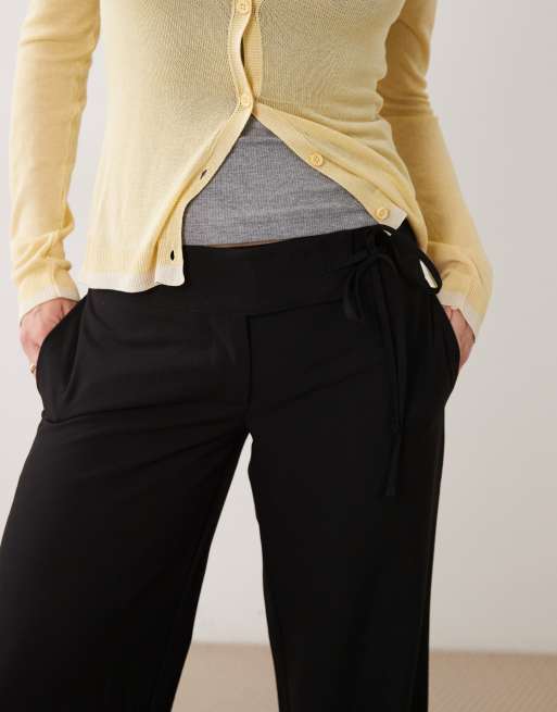 Supre Darcy Hose mit seitlicher Schnürung und schmalem Schnitt in Schwarz, 5 von 5