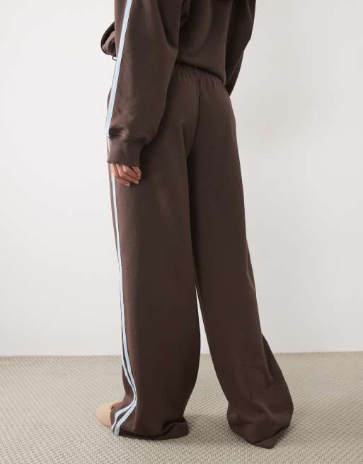Supre desley pantalón de chándal de pernera ancha con raya lateral, conjunto en marrón, 5 de 5