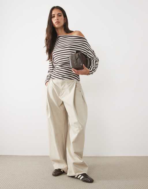 Supre schulterfreies Langarmoberteil mit Kirby in Creme und braunem Streifenmuster, 2 von 4