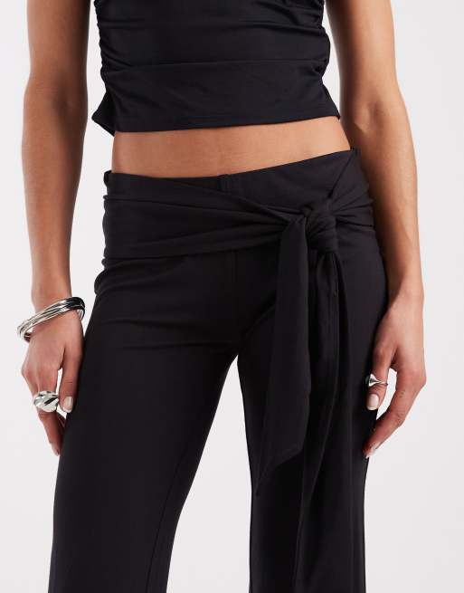 Supré - Simi - Pantalones capri negros con lazada delantera, 4 de 5
