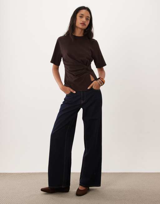 Supre tamsin t-shirt con dettaglio twist in deep chocolate, 1 di 4