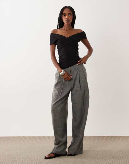 Supre - top cruzado suave con hombros descubiertos en negro, 2 de 4
