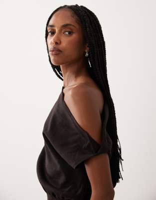 Supre Winslow Off-shoulder Top In Brown