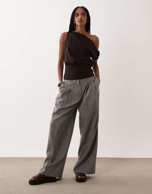 Supre Winslow schulterfreies Oberteil in Bronx Brown, 2 von 4