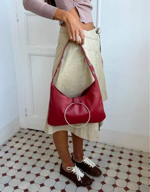 Susmie's – Ali – Schultertasche in Tiefrot mit Ösen und Ringdetail, 2 von 5