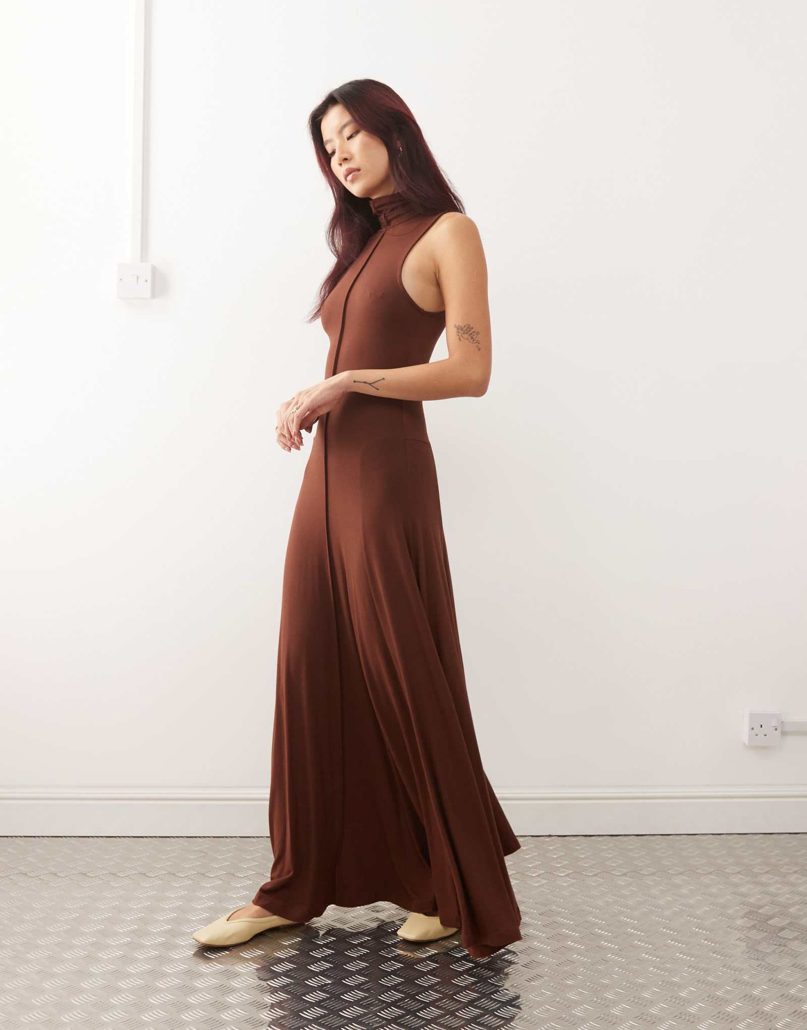 Облегающее макси-платье diana от Susmie из купро с высоким воротом коричневого цвета