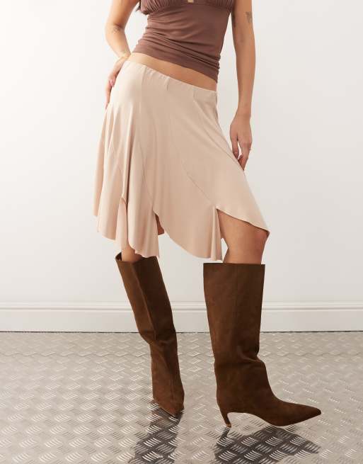 Susmie's – Jane – Midirock mit asymmetrischem Saum und niedrigem Bund in Braun, 3 von 5