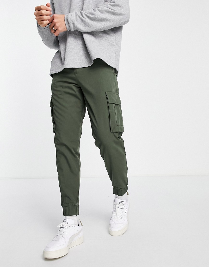фото Суженные книзу брюки карго узкого кроя цвета хаки с манжетами selected homme-зеленый цвет