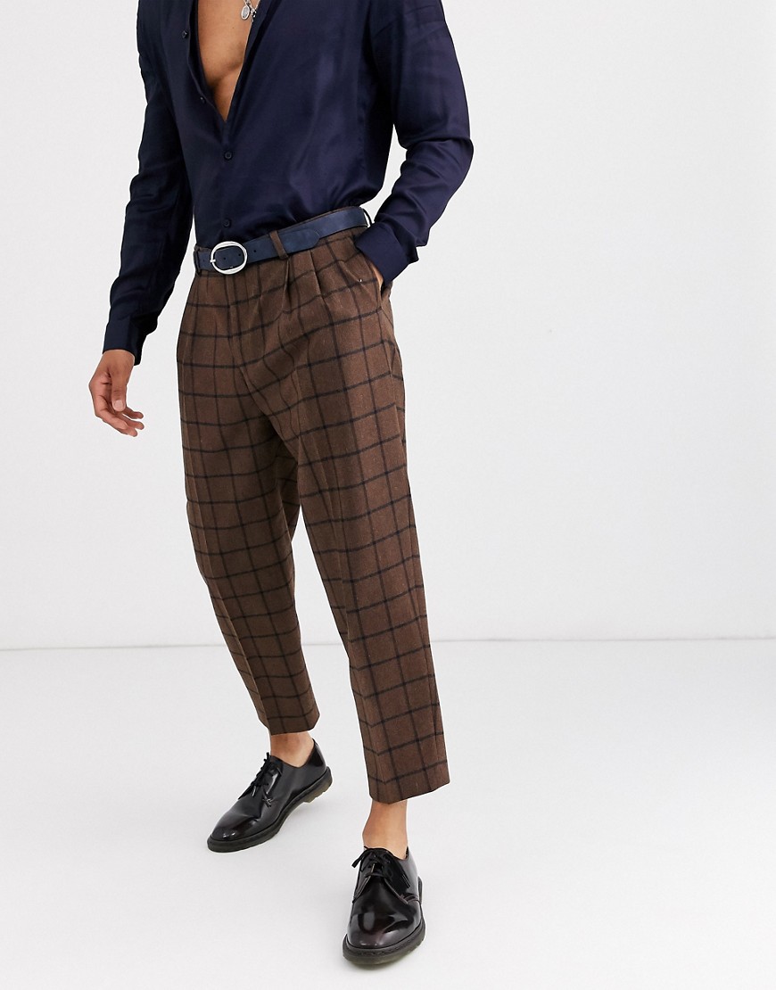 фото Суженные книзу брюки с широкими штанинами в клетку коричневого цвета twisted tailor-коричневый