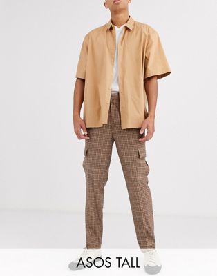 фото Суженные книзу коричневые брюки в клетку с карманами-карго asos design tall-коричневый