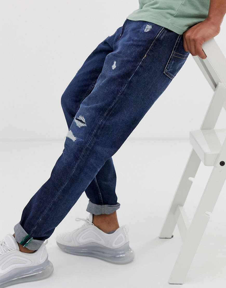 фото Суженные книзу потертые выбеленные джинсы tommy jeans - mordern-синий