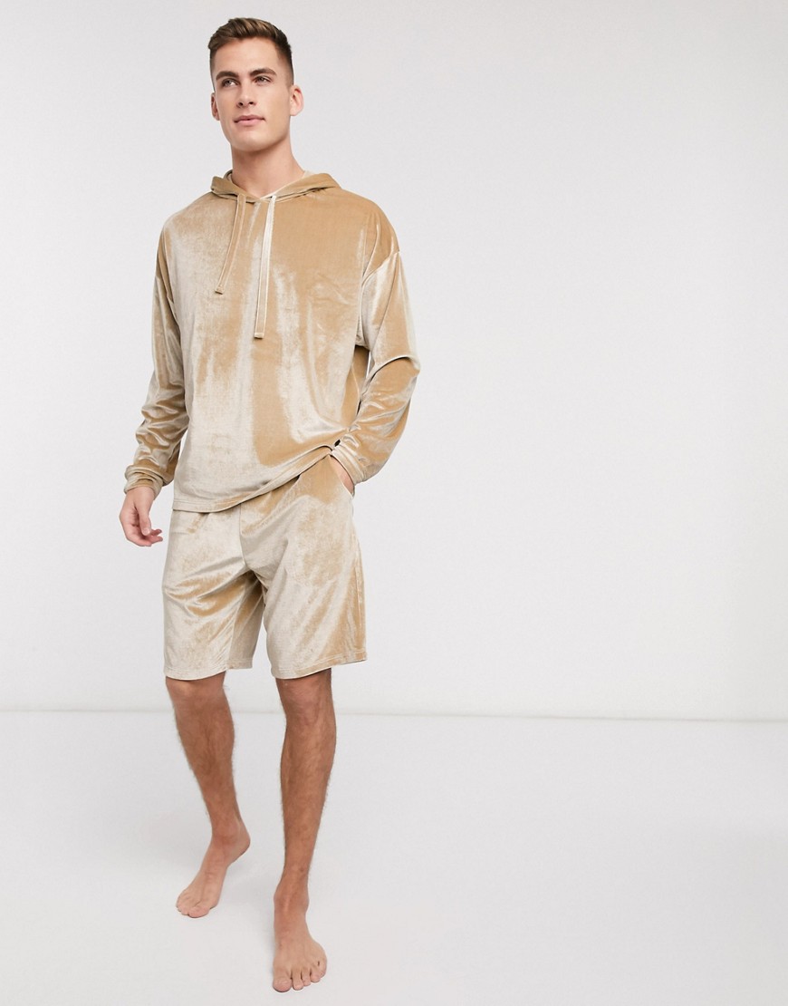 фото Светло-бежевая велюровая пижама из oversized-худи и шортов asos design-бежевый