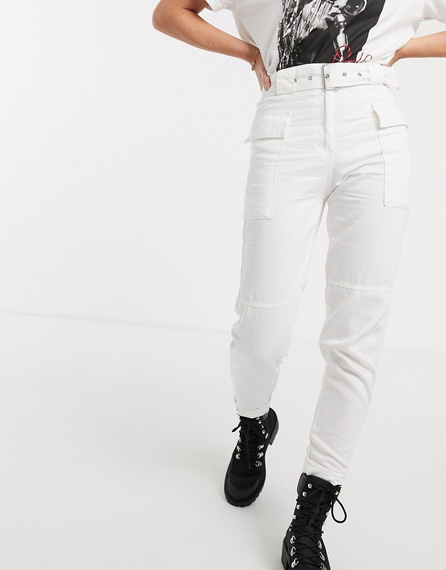фото Светло-бежевые брюки карго с поясом bershka-белый