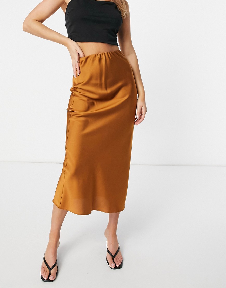 фото Светло-коричневая атласная юбка миди косого кроя в стиле комбинации asos design-коричневый цвет