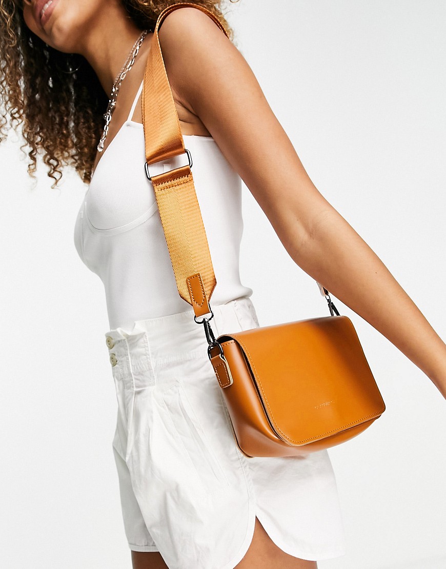 фото Светло-коричневая сумка с ремешком через плечо и клапаном claudia canova-коричневый цвет
