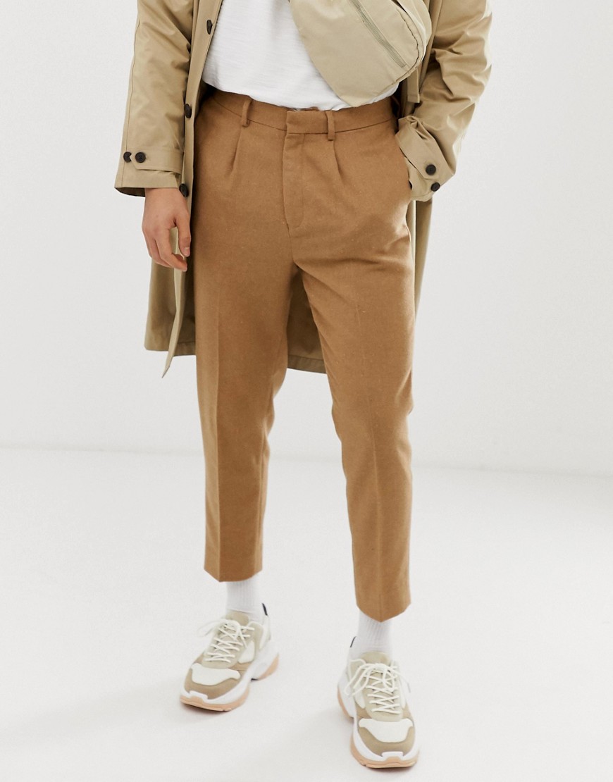 фото Светло-коричневые суженные книзу укороченные брюки в строгом стиле из фактурного материала с добавлением шерсти asos design-бежевый