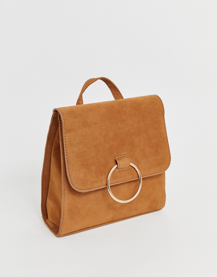 фото Светло-коричневый рюкзак из искусственной замши с кольцом missguided