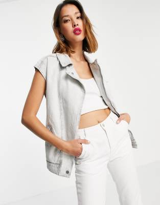 Костюмы  Asos Светло-серый джинсовый жилет с поясом Only