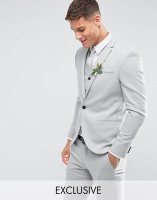 Серый мужской костюм на свадьбу