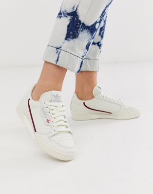 фото Светлые кроссовки в стиле 80-х с красной отделкой adidas originals continental-белый