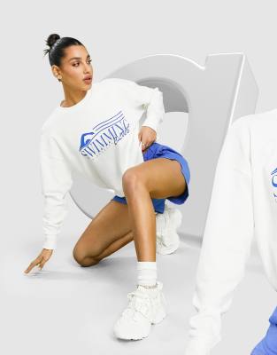 фото Свитшот белого цвета с принтом "swimming club" asos design-белый