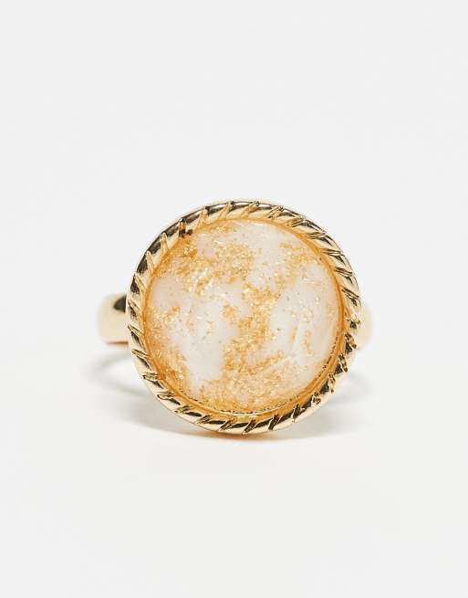 SVNX – Breiter, goldfarbener Ring mit Kunstharzbesatz mit Goldflocken, 3 von 3