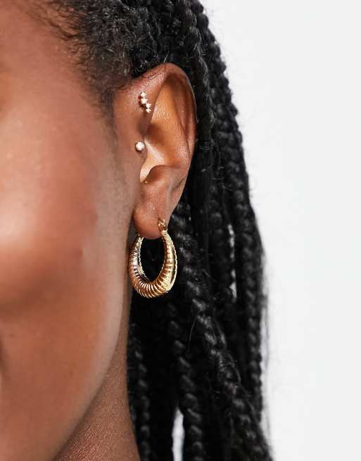 SVNX - Chunky hoops i guld med ribbet detalje