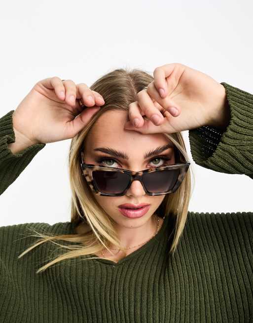 SVNX – Mjölkiga, spräckliga solglasögon i extrem cateye-modell 