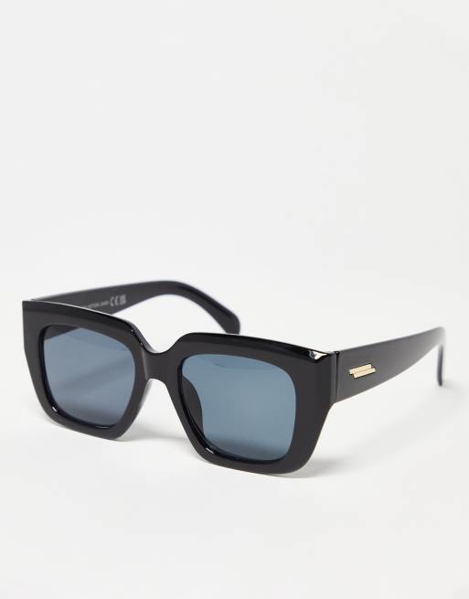 SVNX – Sonnenbrille in Schwarz mit breitem D-Rahmen
