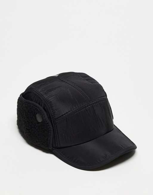 SVNX - Sort kasket i blanding af nylon og imiteret lammeskind