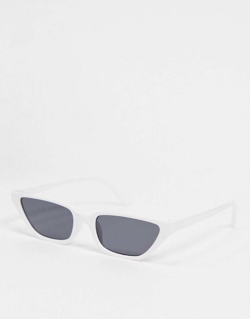 SVNX – Vita solglasögon med rökfärgade glas