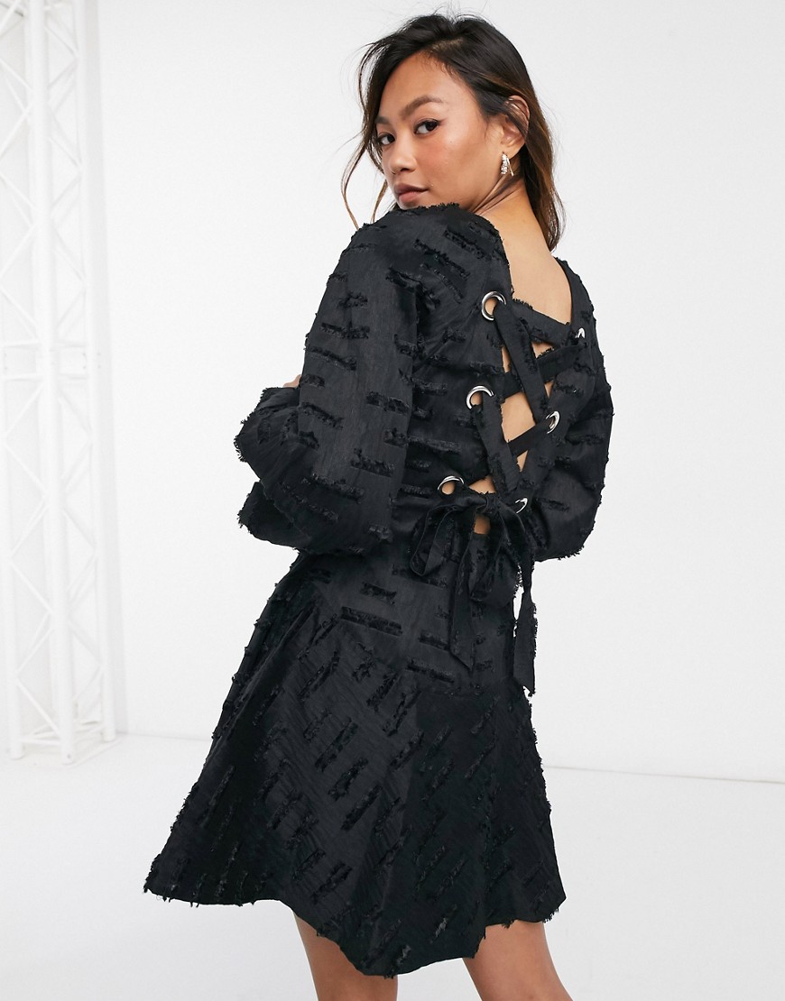 фото Свободное фактурное платье мини черного цвета с узором, пышными рукавами и люверсами на спине asos design-черный