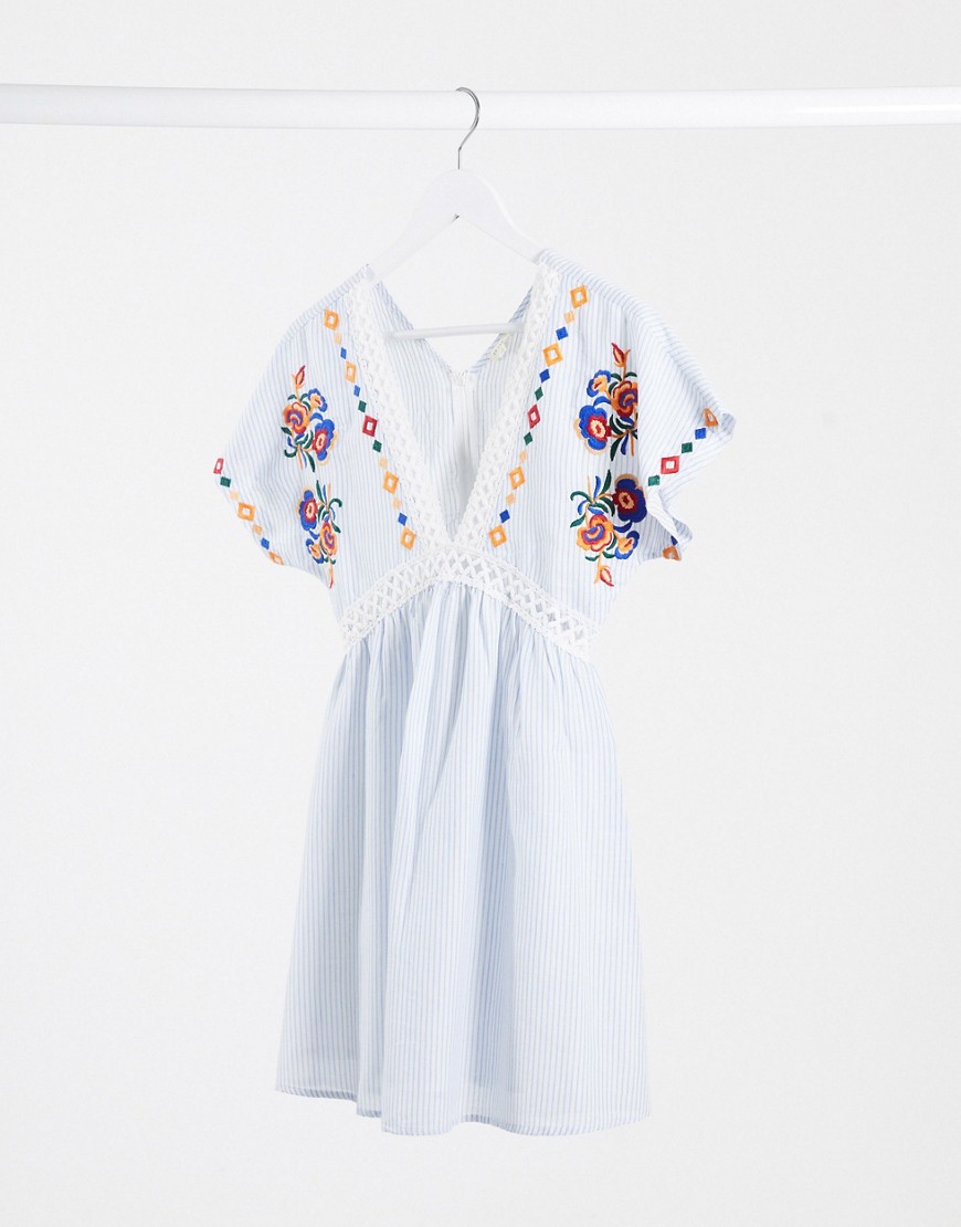 фото Свободное платье со вставками и цветочной вышивкой en crème-синий