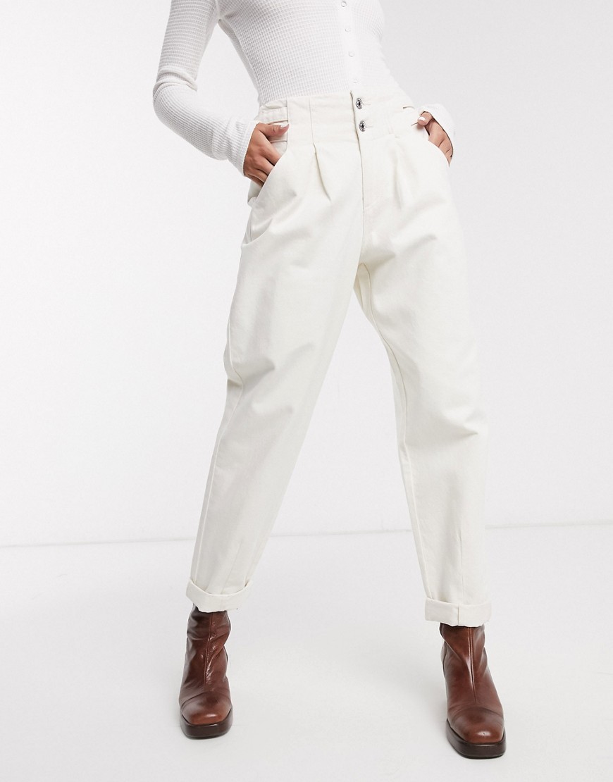 фото Свободные белые брюки с пряжкой bershka-белый