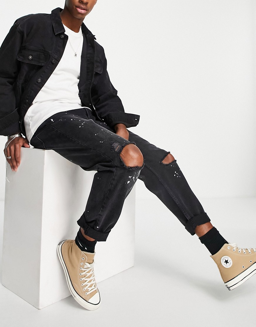 фото Свободные джинсы выбеленного черного цвета с рваными разрезами и эффектом брызг краски topman-черный