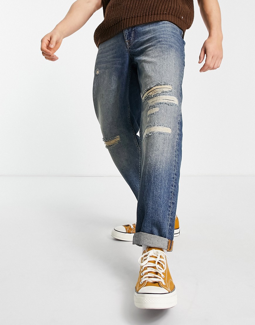 фото Свободные джинсы выбеленного оттенка с зеленым тонированием и рваными разрезами с заплатками topman-голубой