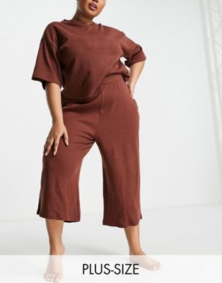 фото Свободный пижамный комплект с футболкой и брюками из материала с вафельной фактурой wednesday's girl curve-коричневый цвет