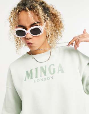 фото Свободный укороченный свитшот в стиле oversized с вышитым логотипом minga london-зеленый цвет