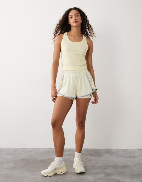 Sweaty Betty – 2-in-1-Trainingsshorts in Gelb mit kontrastierender Einfassung - view 1