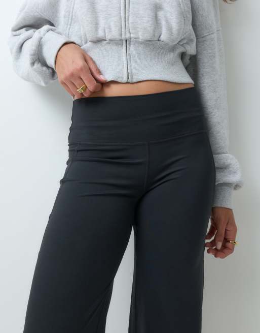 Sweaty Betty All Day 30"" wide leg trouser in black, 3 of 5