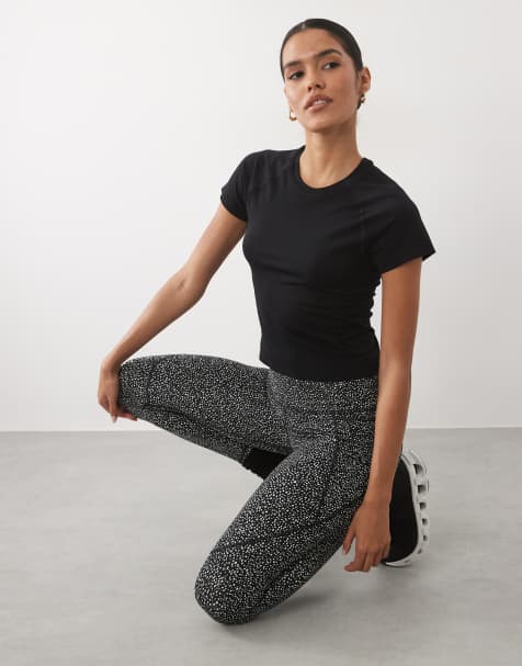 Sweaty Betty - camiseta de entrenamiento corta sin costuras en negro - view 1