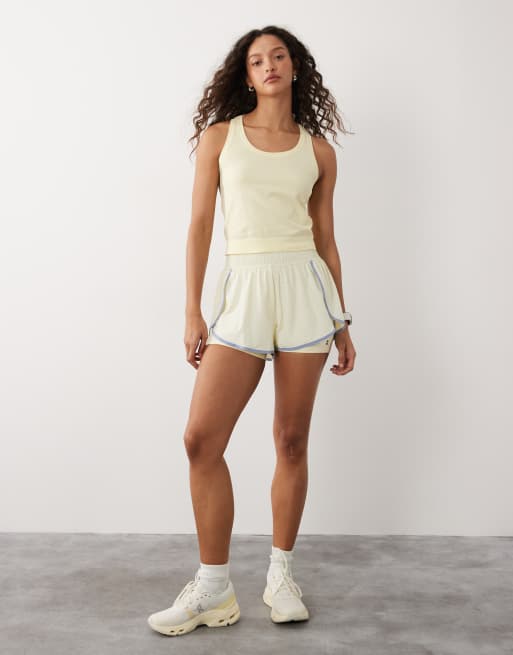 Sweaty Betty – Athlete – Gult, kort träningsset i seamless-design, 2 av 3