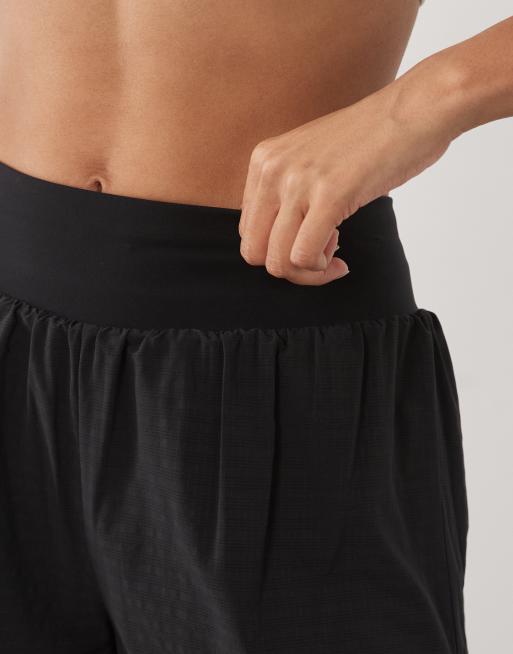 Sweaty Betty power 6"" texturerade perforerade meshshorts i svart, 2 av 5