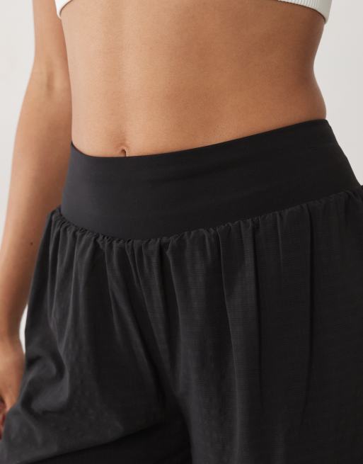 Sweaty Betty power 6"" texturerade perforerade meshshorts i svart, 4 av 5