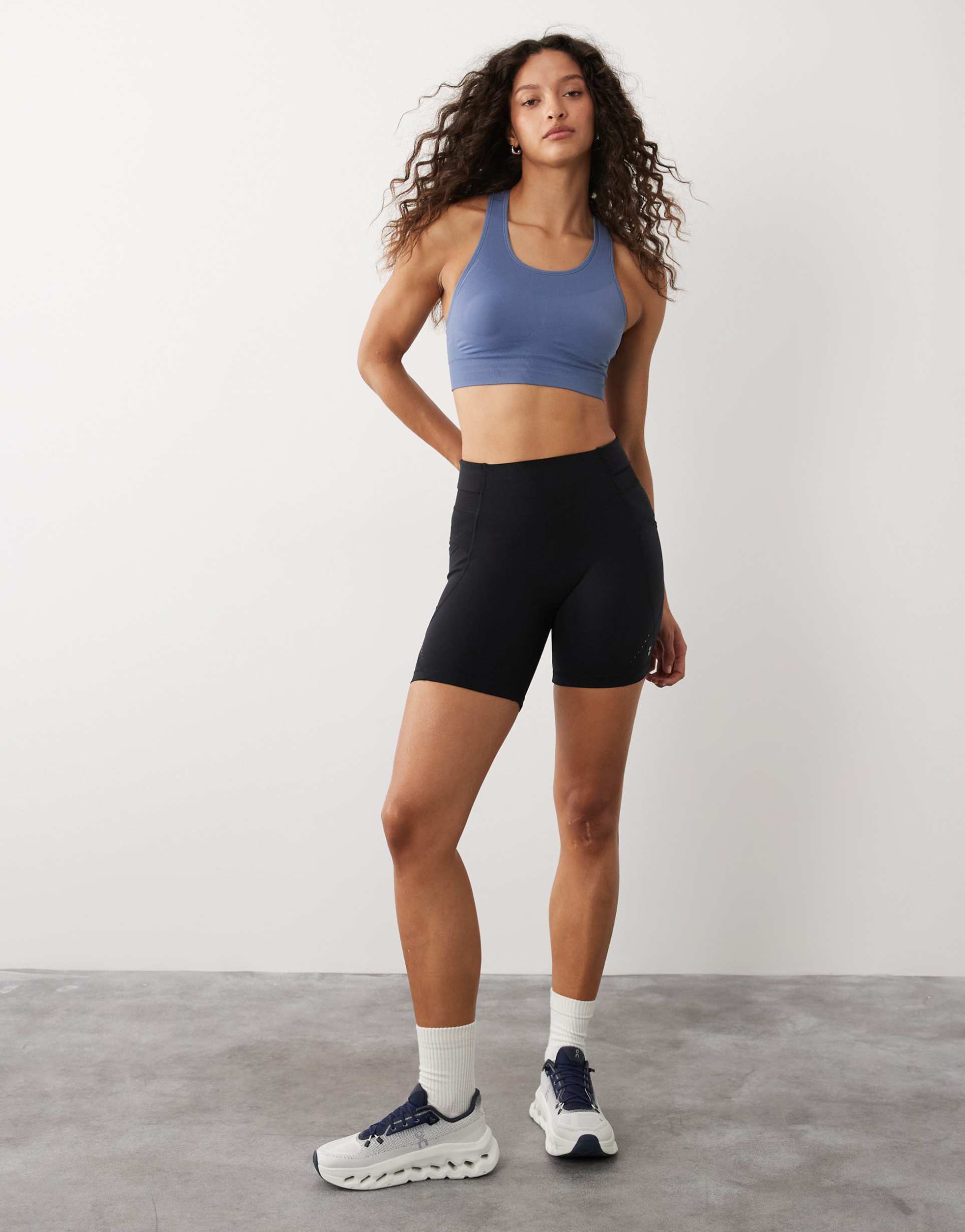 sweaty betty runner's high 6-inch shorts in black