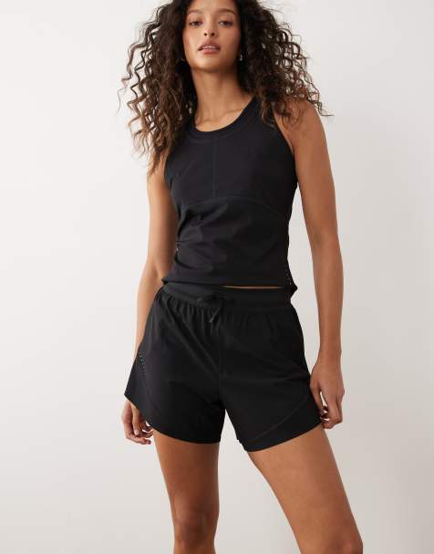Sweaty Betty – Runners High – Locker geschnittene Shorts in Schwarz mit hohem Bund - view 1